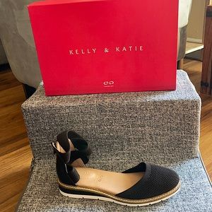 Black mesh upper shoes never worn brand new comes with box